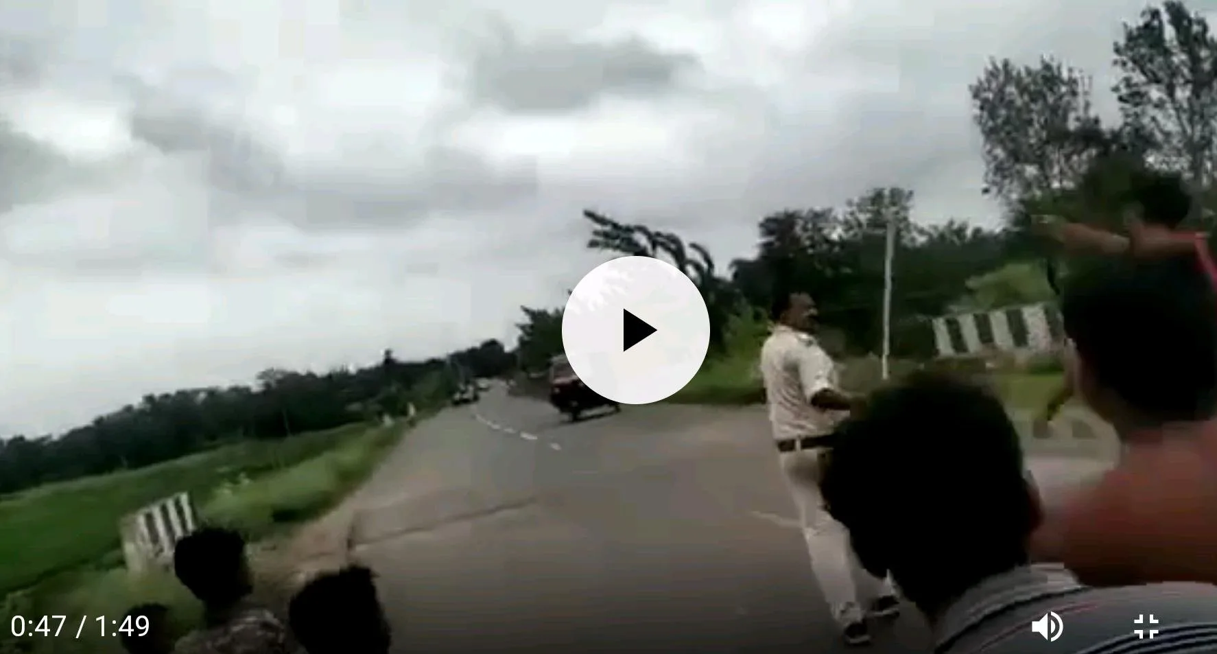 मुखिया समर्थकों ने पुलिस को दौड़ा-दौड़ा कर पीटा