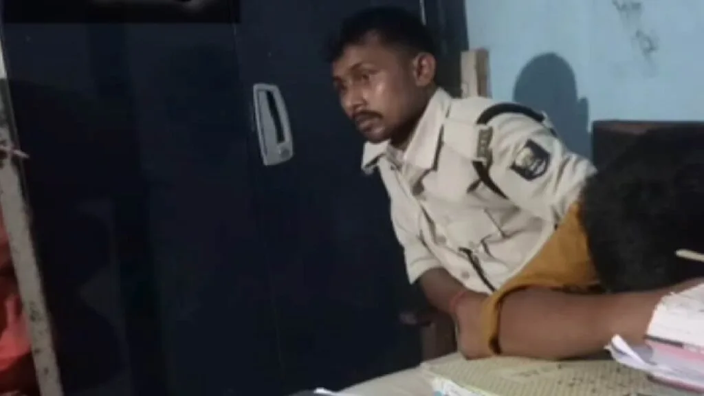 प्रेमिका को प्रभावित करने के लिए बना फर्जी पुलिस