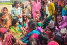 दलसिंहसराय के कागपुर में पेट्रोल पंप कर्मी का शव मिलने के बाद जांच करती पुलिस। (Police investigating after petrol pump worker's body found in Kagpur, Dalsinghsarai)